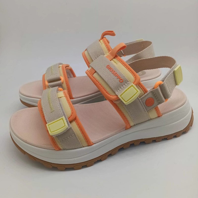 Sandalia deportiva combinada