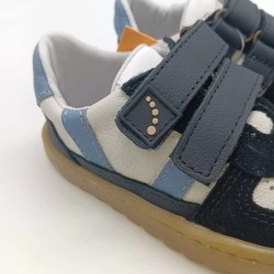 Deportivo modelo Caicos en azul y blanco