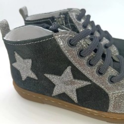 Botin piel negro con estrellas plata