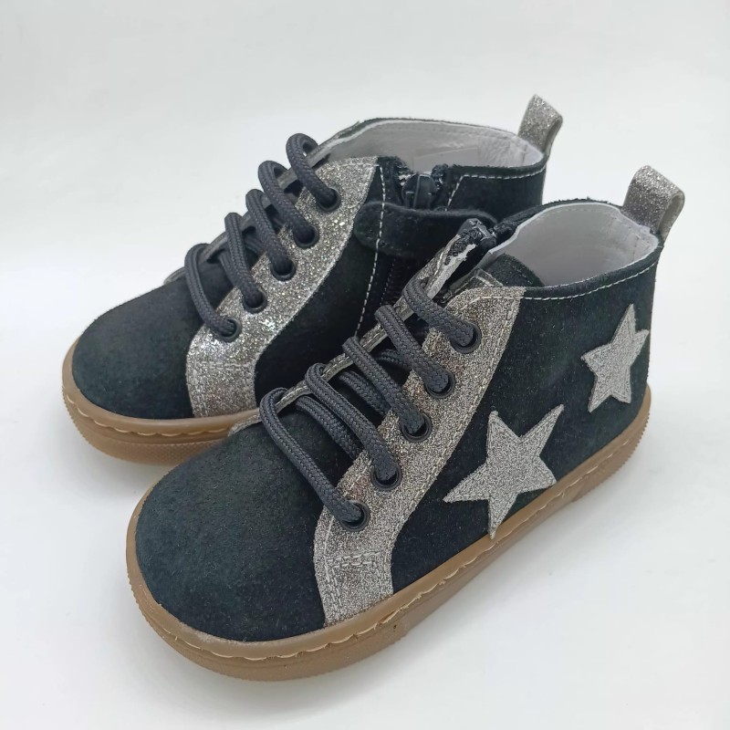 Botin piel negro con estrellas plata