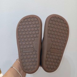 Botin respetuoso piel serraje azul marino con pompom