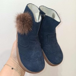 Botin respetuoso piel serraje azul marino con pompom