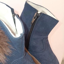 Botin respetuoso piel serraje azul marino con pompom