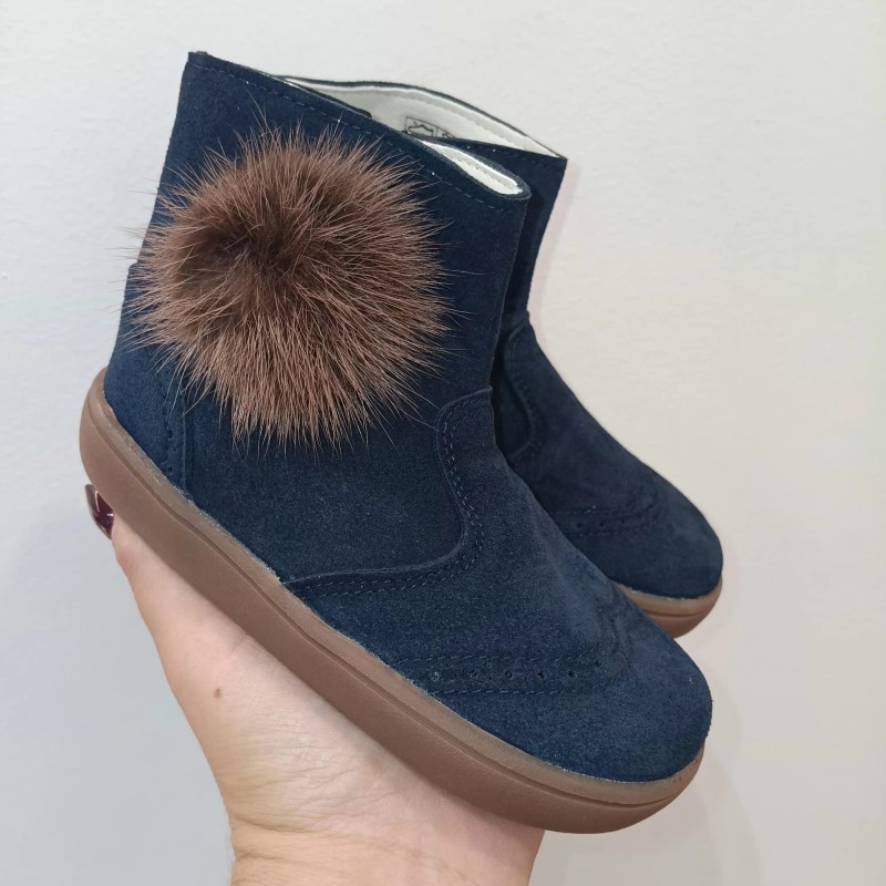 Botin respetuoso piel serraje azul marino con pompom