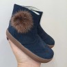Botin respetuoso piel serraje azul marino con pompom