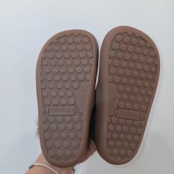 Botin respetuoso piel serraje marrón pompom