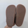 Botin respetuoso piel serraje marrón pompom