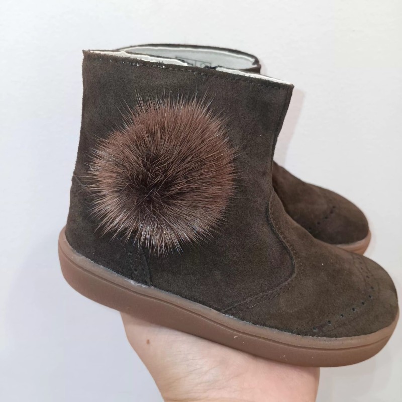 Botin respetuoso piel serraje marrón pompom