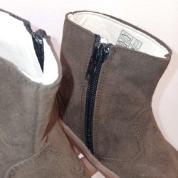 Botin respetuoso piel serraje marrón pompom