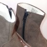 Botin respetuoso piel serraje marrón pompom