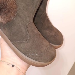 Botin respetuoso piel serraje marrón pompom