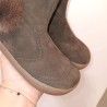 Botin respetuoso piel serraje marrón pompom