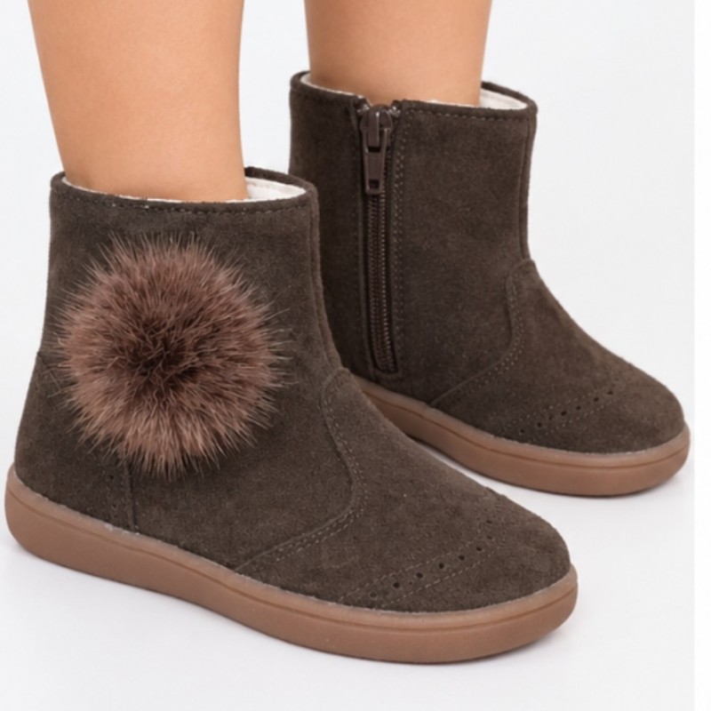 Botin respetuoso piel serraje marrón pompom