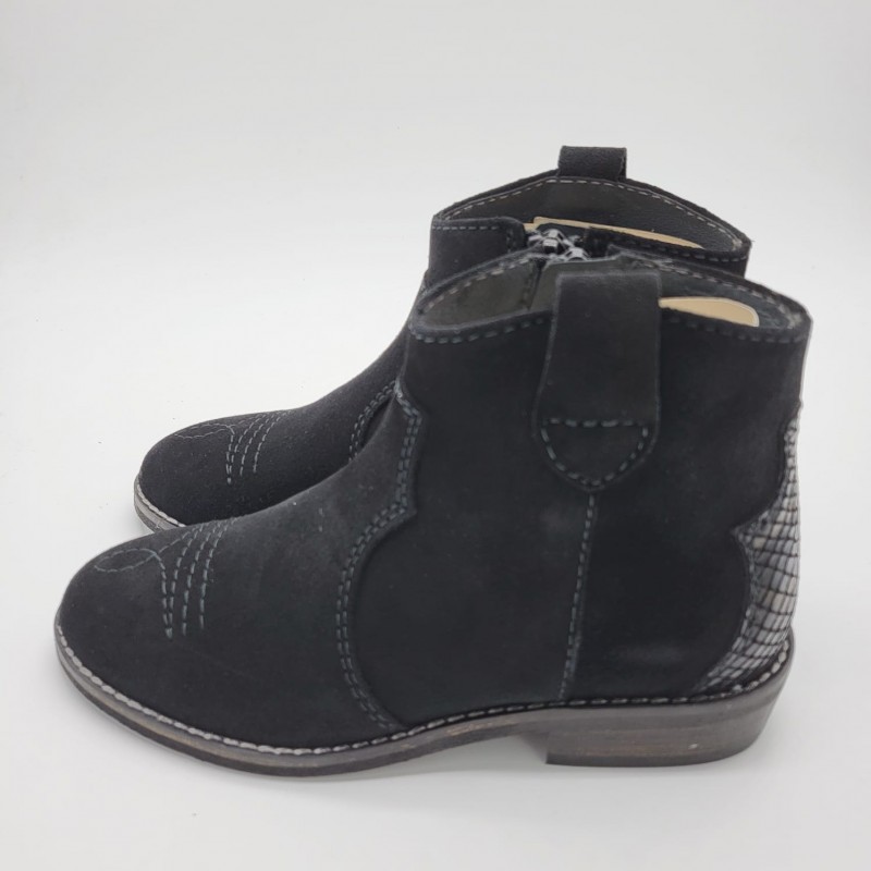 filtrar Eficiente tugurio Bota campera baja en color negro para niña. Botín campero en serraje negro de Beberlis filtrar Eficiente tugurio Bota campera baja en color negro para niña. Botín campero en serraje negro de Beberlis