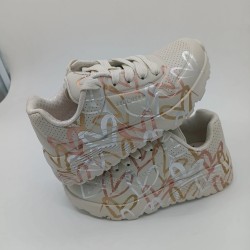 Zapatilla Skechers color natural con corazones