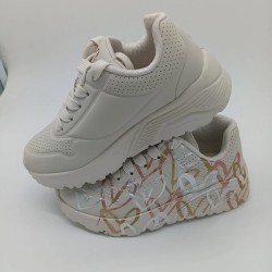 Zapatilla Skechers color natural con corazones