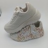 Zapatilla Skechers color natural con corazones