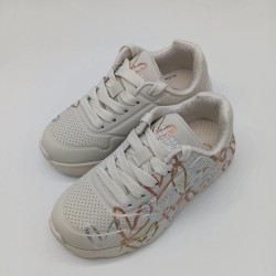 Zapatilla Skechers color natural con corazones