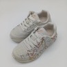 Zapatilla Skechers color natural con corazones