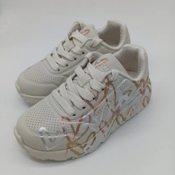 Zapatilla Skechers color natural con corazones