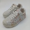 Zapatilla Skechers color natural con corazones