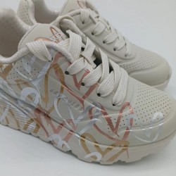 Zapatilla Skechers color natural con corazones