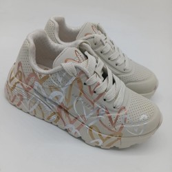 Zapatilla Skechers color natural con corazones