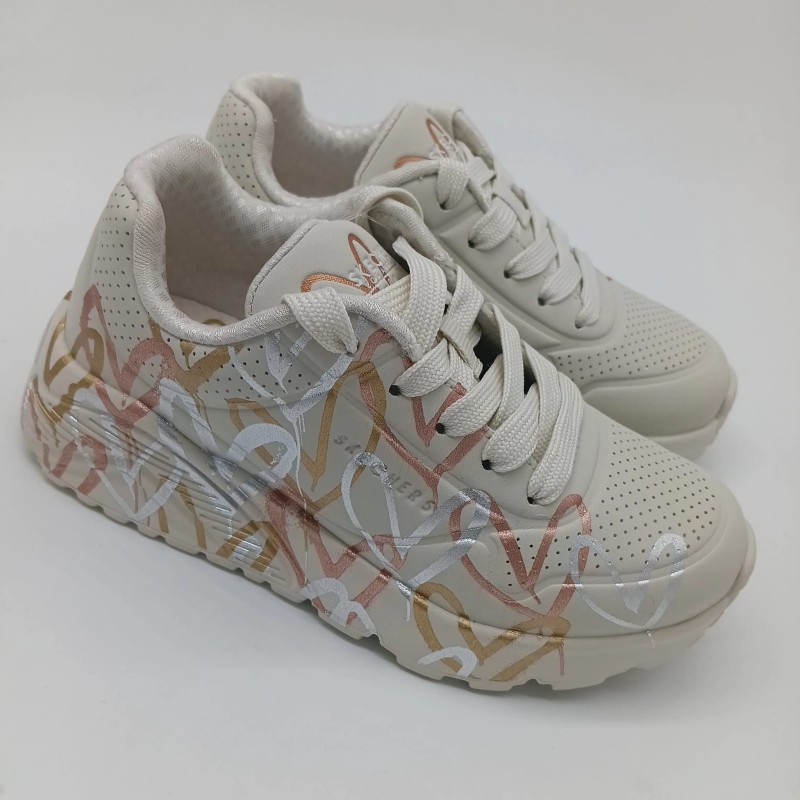 Zapatilla Skechers color natural con corazones
