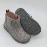 Botin chelsea respetuoso en gris