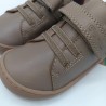 Zapatilla respetuoso en piel color topo